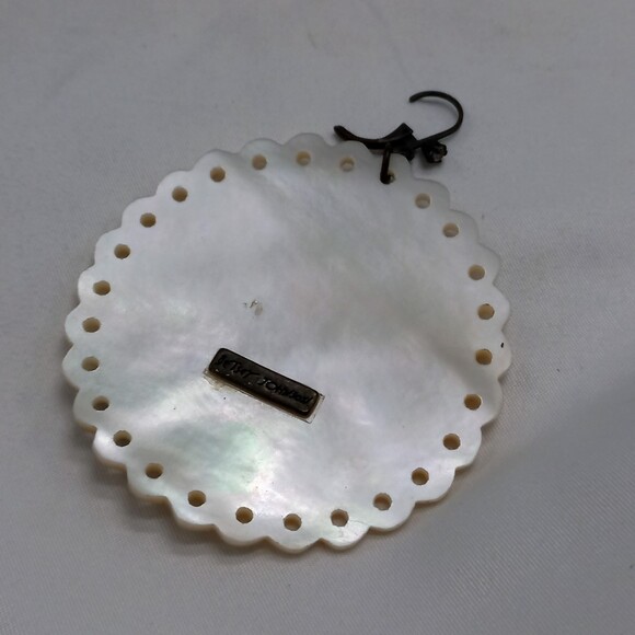 Betsey Johnson Earrings Kiss Lips Oversized Scalloped Edge Mother of Pearl Shell - Picture 7 of 11